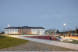 Architektka Bára Srpková má za sebou velký projekt do veřejného prostoru ve Vysokém Mýtě. Spolu s Martinem Lukáčem navrhla revitalizaci prostoru bývalých kasáren na park a hřiště.