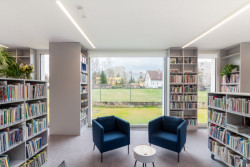 S nábytkem se dá hýbat, aby se prostor dal přizpůsobit různorodým akcím, které v knihovně probíhají.