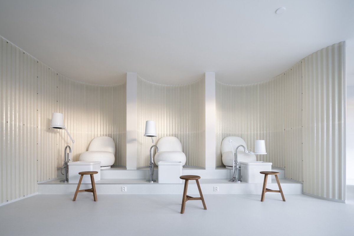 Laminát umožňuje i zaoblení přepážek mezi jednotlivými částmi salonu. (Nehtové studio NailSpot; Studio Plyš)
