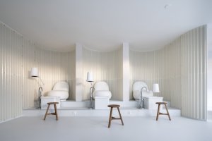Laminát umožňuje i zaoblení přepážek mezi jednotlivými částmi salonu. (Nehtové studio NailSpot; Studio Plyš)