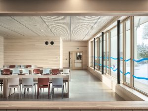 Jídelna podle návrhu Nikoly Tomkové rozšiřuje budovu základní školy ve Vyžlovce