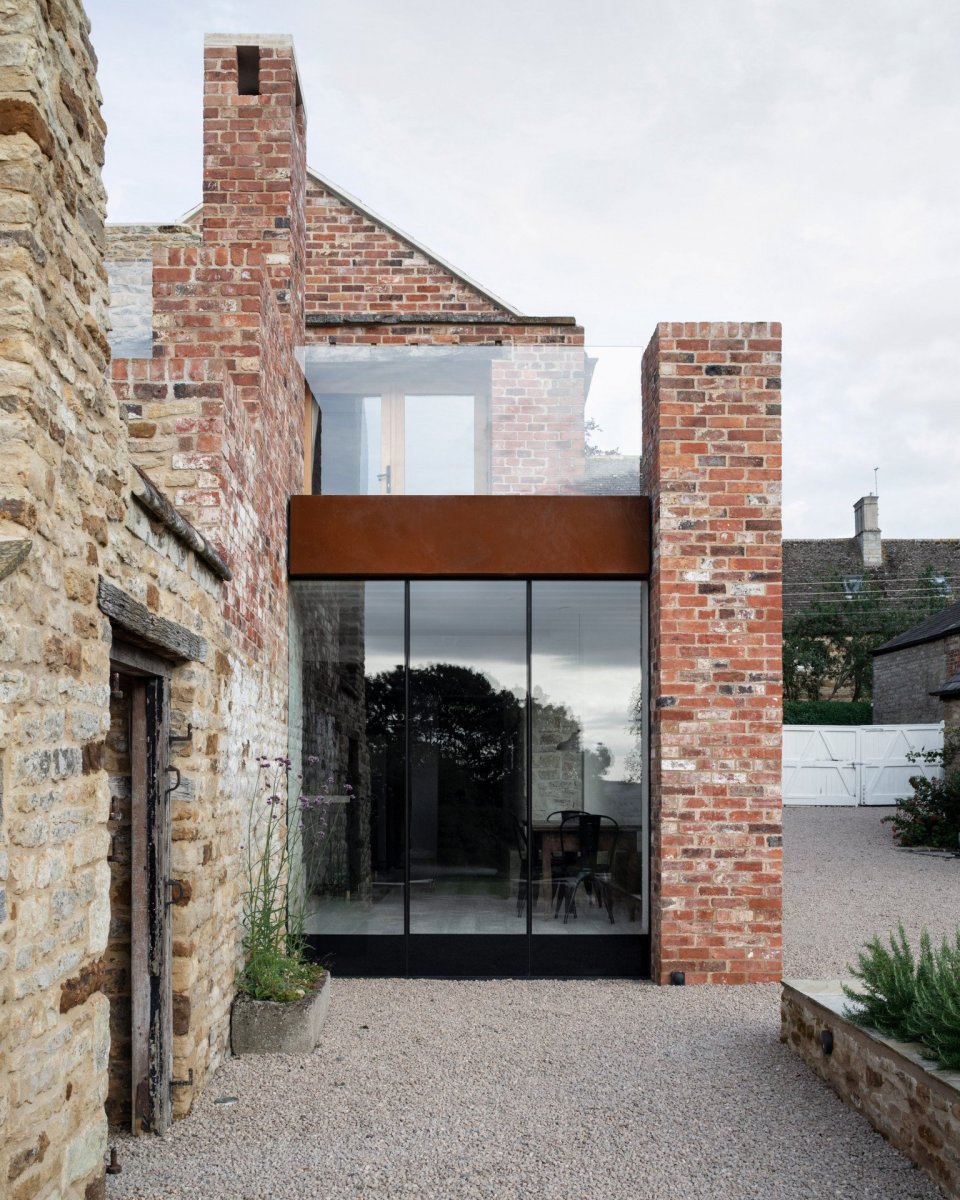 Konverze pergamenové fabriky v Northamptonshire od britského studia Will Gamble Architects
