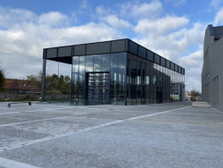 Depozitář jako vitrína pro vozy automobilky Tatra od dvojice Jiří Liškutín a Ladislav Zahradníček