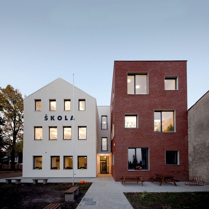 Architekt Ondřej Tuček, Přístavba a rekonstrukce obecní školy Hovorčovice – foto