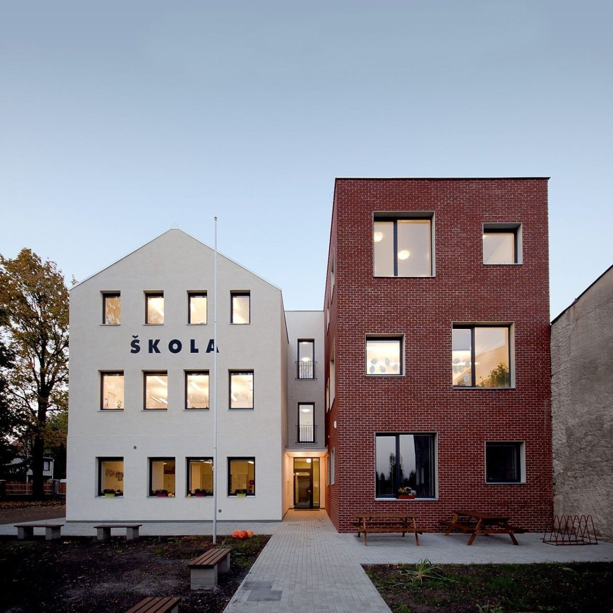 Architekt Ondřej Tuček, Přístavba a rekonstrukce obecní školy Hovorčovice – foto