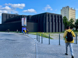 Shakespearovo divadlo od architekta Renata Rizziho v ulici Wojciecha Bogusławskiego.
