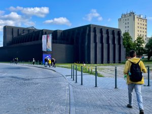 Shakespearovo divadlo od architekta Renata Rizziho v ulici Wojciecha Bogusławskiego.
