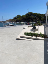 Zrekonstruovaná hlavní budova klubu Club Nàutic Port d'Aro v Platja d'Aro se nachází přímo na promenádě v Port d'Aro. Značka RAKO dodala dlaždice Piazetta Outdoor v šedé a béžové barvě pro kvalitní provedení venkovního prostoru