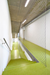 Výjimku v přírodní barevnosti interiéru tvoří podlaha, která svěží zelenou navazuje na prostor zahrady - foto