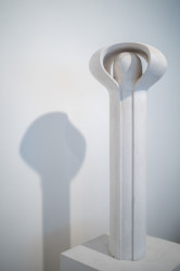 Karel Kronych, sádrový model k sochařsky pojednanému větracímu komínu s názvem Plastický objekt 315, realizovanému 1980 před hokejovou halou na výstavišti v Praze-Holešovicích