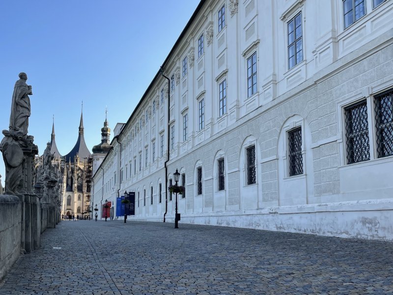Jezuitská kolej, Giovanni Domenico Orsi, 1666–1750: Hlavní kutnohorská promenáda spojuje historické centrum města s chrámem