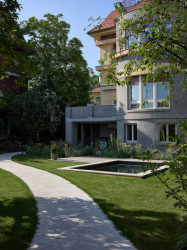 Vila měla charakteristický cihlový obklad, původní už ale nešel zachránit, tak jej nahradil nový z betonových cihel. (Rekonstrukce vily na Vinohradech; Atelier Hajný)