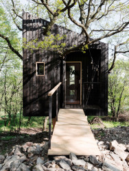 Kousek za domem je starý násep, odtud do Dubodomu vede nový mostek. (Dubodom od Pavola Šišky ve Svätém Juru)