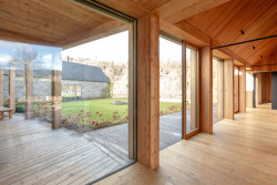 ...  a vnitřní chodbou, která spojuje střední obytné křídlo s částí pro spaní. Díky tomu dům funguje pohodlně v jakémkoli ročním období. (Usedlost na Slapech, edit! architects)