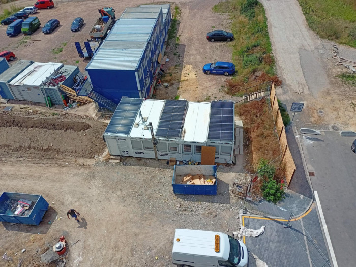 Stavební firma HINTON testuje projekt fotovoltaických panelů na střechách stavebních buněk. Pilotní projekt odstartoval na staveništi na Praze 13