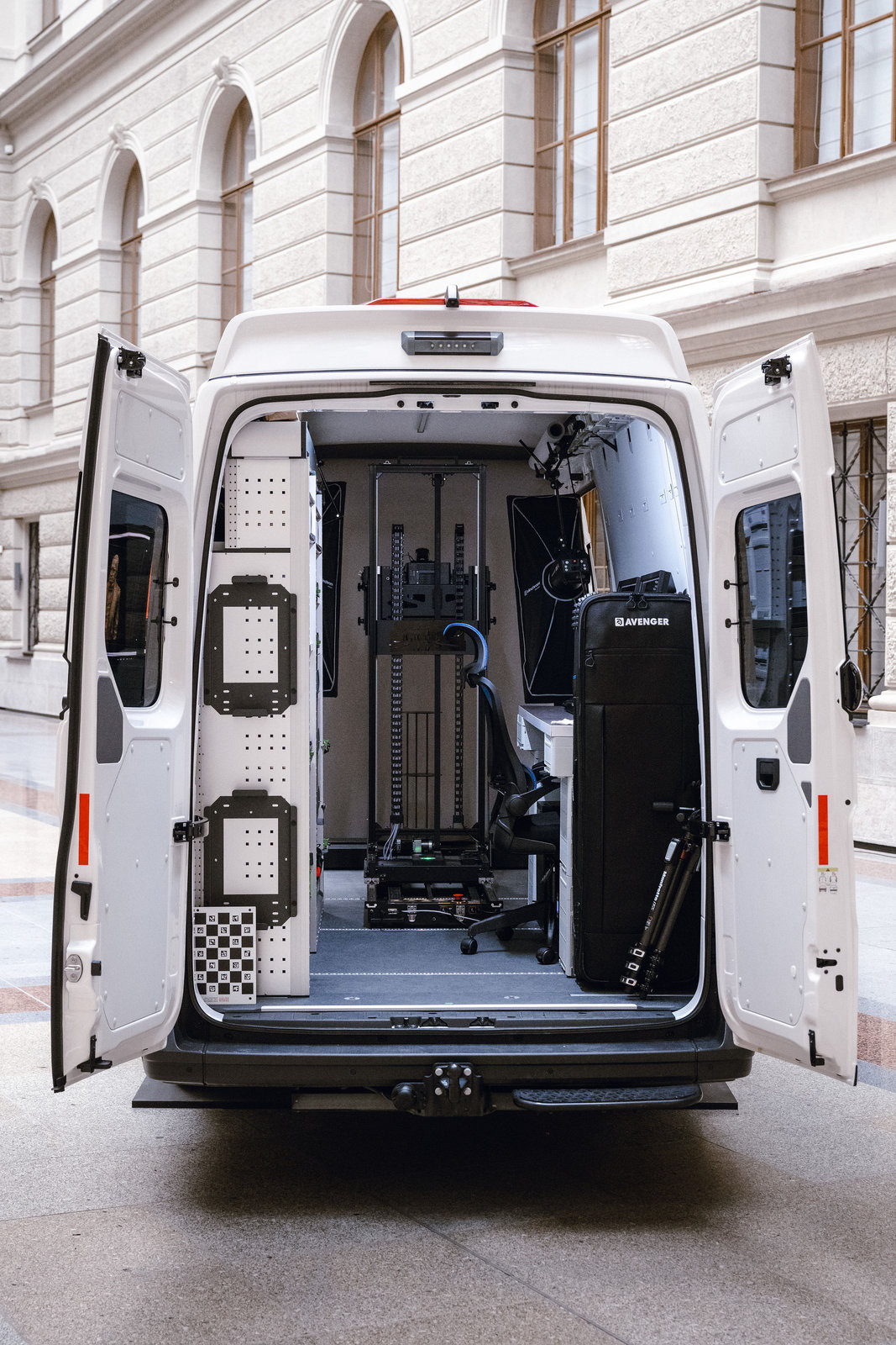 Mobilní digitalizační stanice Archa III vyslaná na Ukrajinu umožňuje přímo v terénu vytvářet detailní 3D záznamy ohrožených památek a sbírkových předmětů. (Archa III; Národní muzeum)