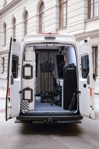 Mobilní digitalizační stanice Archa III vyslaná na Ukrajinu umožňuje přímo v terénu vytvářet detailní 3D záznamy ohrožených památek a sbírkových předmětů. (Archa III; Národní muzeum)