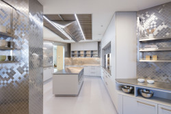 Je tu i profesionální kuchyně...(Kanceláře firmy SCS Software, studio Perspektiv)