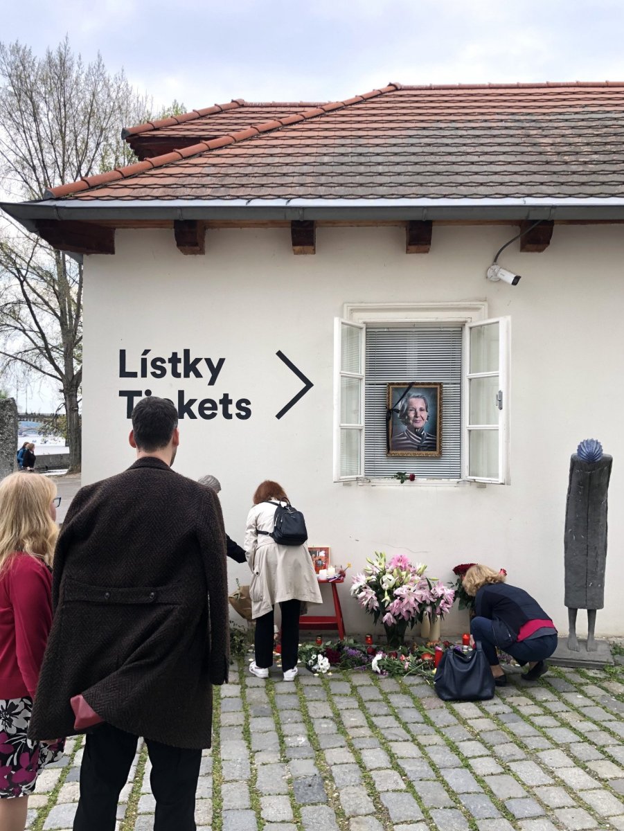 Na nádvoří muzea vzniklo včera pietní místo na uctění památky Medy Mládkové