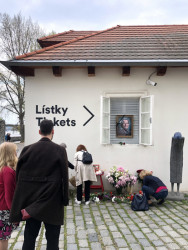 Na nádvoří muzea vzniklo včera pietní místo na uctění památky Medy Mládkové