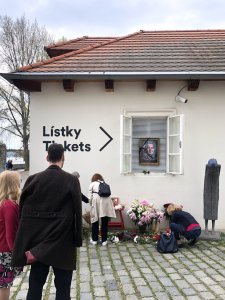 Na nádvoří muzea vzniklo včera pietní místo na uctění památky Medy Mládkové