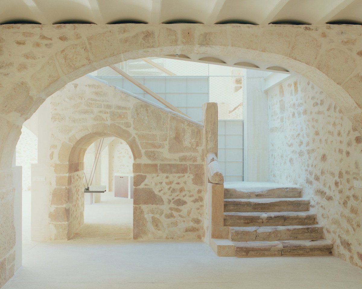 Španělské studio Ateinza Maure Arquitectos zrekonstruovalo starou stavbu ve Španělsku. Kamenný objekt nově slouží jako prázdninový dům