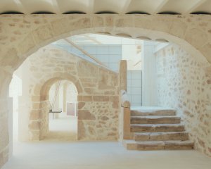 Španělské studio Ateinza Maure Arquitectos zrekonstruovalo starou stavbu ve Španělsku. Kamenný objekt nově slouží jako prázdninový dům