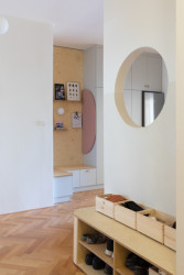 V bytě se často vyskytuje motiv kruhu. (Byt ve Vršovicích, Schwestern) 