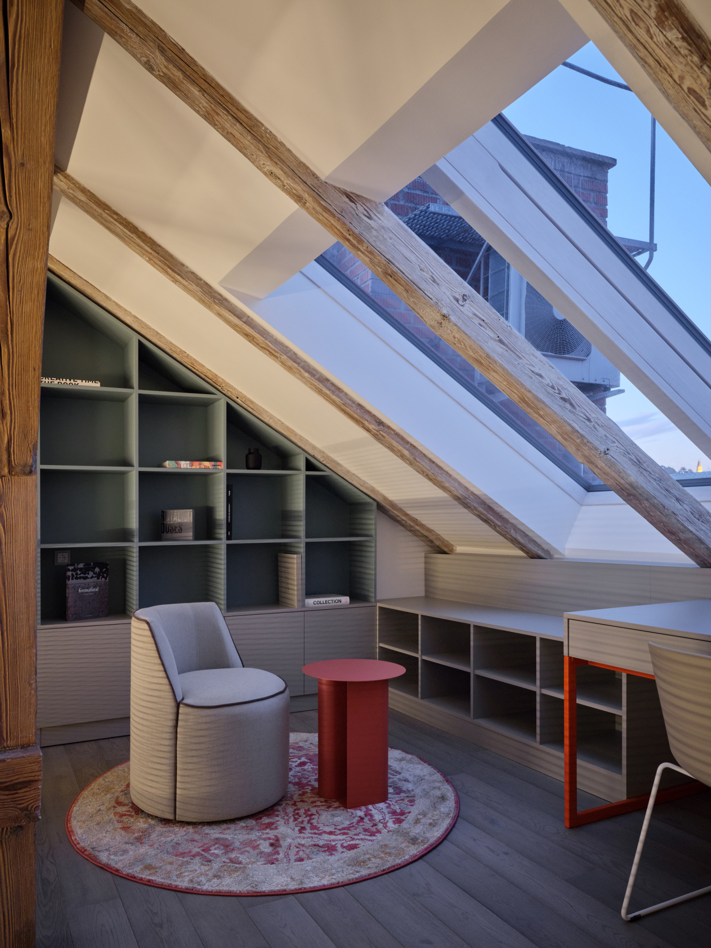 Jednotnou paletu rozbíjejí barevné akcenty. (Podkrovní byt na Arbesově náměstí od Formafatal)