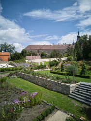 Celou terasovitou zahradu vymezuje barokní kamenná zeď, lemovaná jižně orientovanými skleníky a pěstitelskými sklady. (Krafferova zahrada v Jindřichově Hradci od matěj šebek architekti a Ateliér Za Mák)