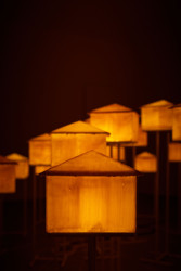 Poklidný svět složený z voskových domečků...