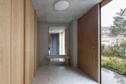 Rodinný dům Na rade, Noiz architekti: Vstup je v úrovni ulice