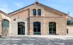 Budova i nadále vypráví svůj příběh a nebojí se poodkrývat své jizvy. (ATELIER BRÜCKNER, Wagenhallen ve Stuttgartu)