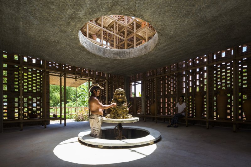 Ateliér z terakoty ve Vietnamu, Tropical Space © Oki Hiroyuki