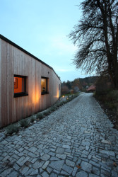 Prodesi/Domesi - Dřevostavba u Benešova: Dům sousedí s lesem