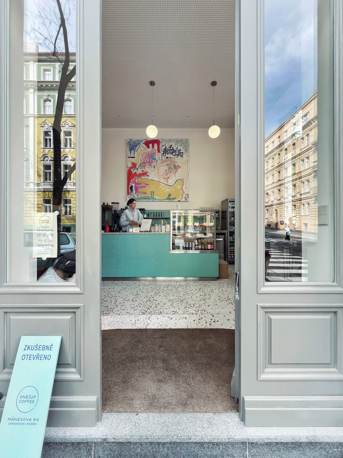 Na rohu ulice Třebízského a Mánesova se před pár týdny otevřela již druhá pobočka Onesip Coffee a ulice ožila. (Onesip Coffee, edit!)