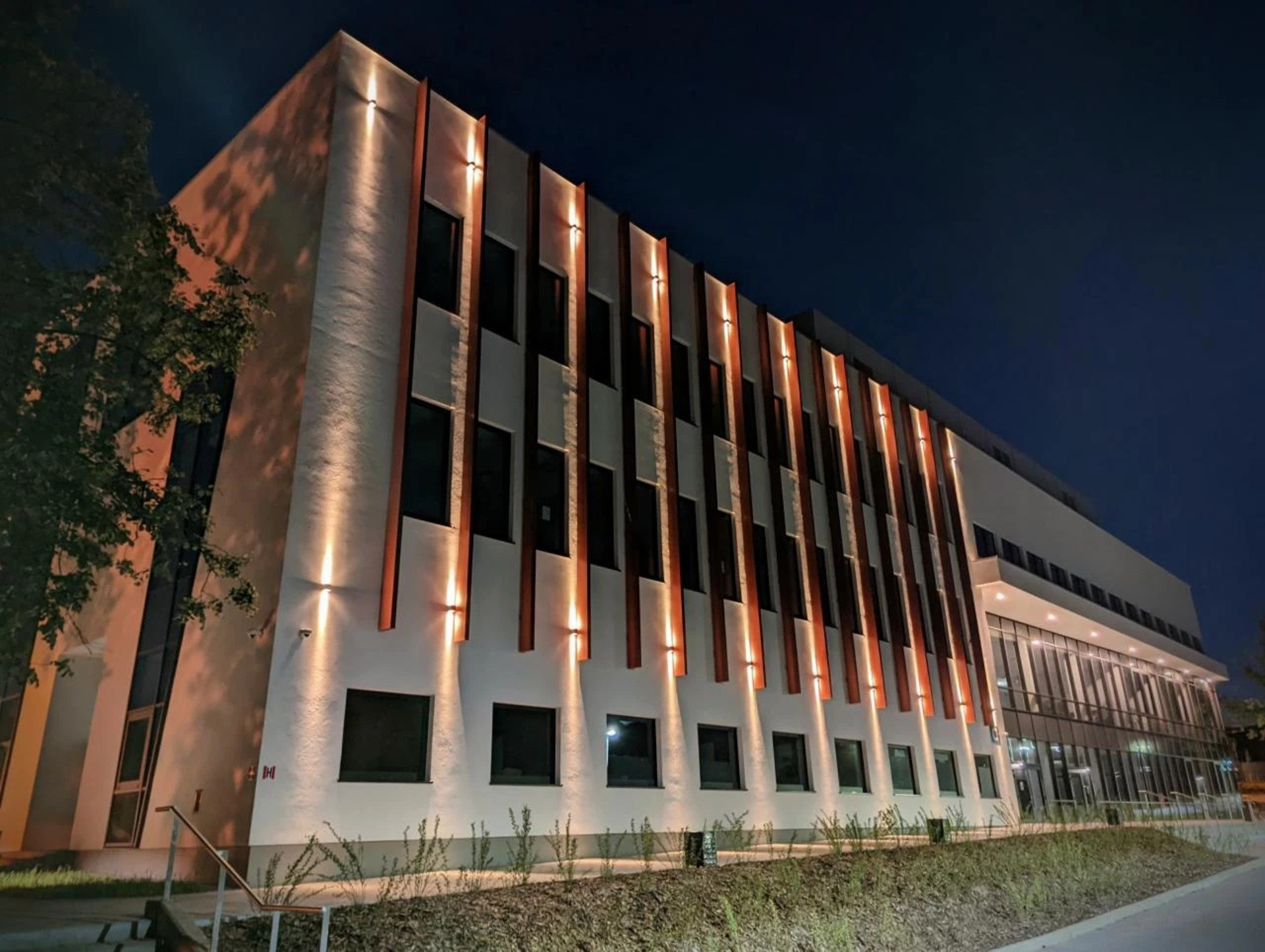 Okenní a dveřní systém s tepelnou izolací MB-79N byl použit také na Fakultě práva a sociálních věd Univerzity Jana Kochanowského v Kielcích v Polsku. 