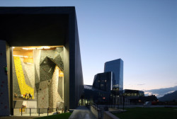 Ateliér Cino Zucchi Architetti a Park Associati stavbu navrhli jako tři kancelářské budovy, do nichž integrovali horolezeckou stěnu. 