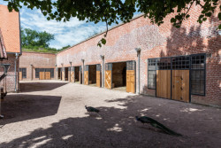 Cihelna v Lotyšsku vyrábí pro společnost Klinker Centrum tradiční fortifikační cihly dodnes. Používají se například při obnově pevnosti Josefov