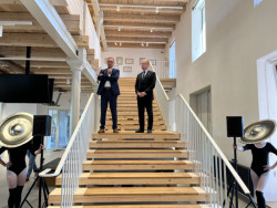 Původní mlýny od Josefa Gočára byly transformovány na krajskou galerii podle projektu ateliéru Transat Architekti a Petra Všetečky. Na otevření mluví hejtman Martin Netolický a jeho náměstek Roman Línek (vlevo).