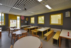 Škola a školka v Letech, Architekt Ondřej Tuček: Učebny jsou osvětleny okny po dvou stranách.