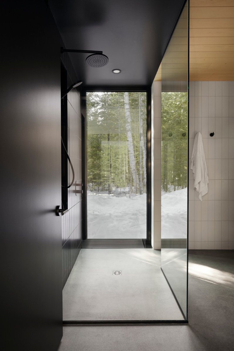 Prefabrikované chatky od studia Bourgeois / Lechasseur architects nedaleko kanadské lyžařské oblasti Le Massif de Petite-Rivière-St-François v lese u Charlevoix