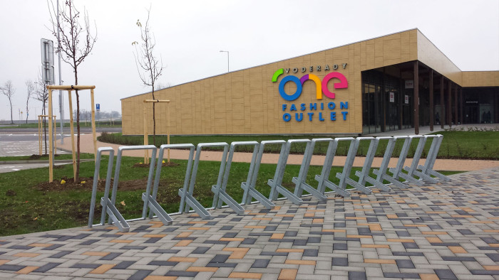 Urbania zajišťuje možnost individuální konfigurace podle počtu stání a barvy. (Cyklostojan IKS od Urbania)