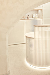 Kromě sálu se zde nachází vstupní hala, recepce a místo pro prodej českého designu