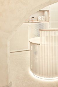 Kromě sálu se zde nachází vstupní hala, recepce a místo pro prodej českého designu