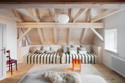 V podkroví se spí.