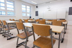 Nástavba základní školy Vidče vyřešila nedostatek prostor pro výuku. Pracuje s kontrastem mezi tmavou současnou vrstvou a původní světlou fasádou z 80. let.