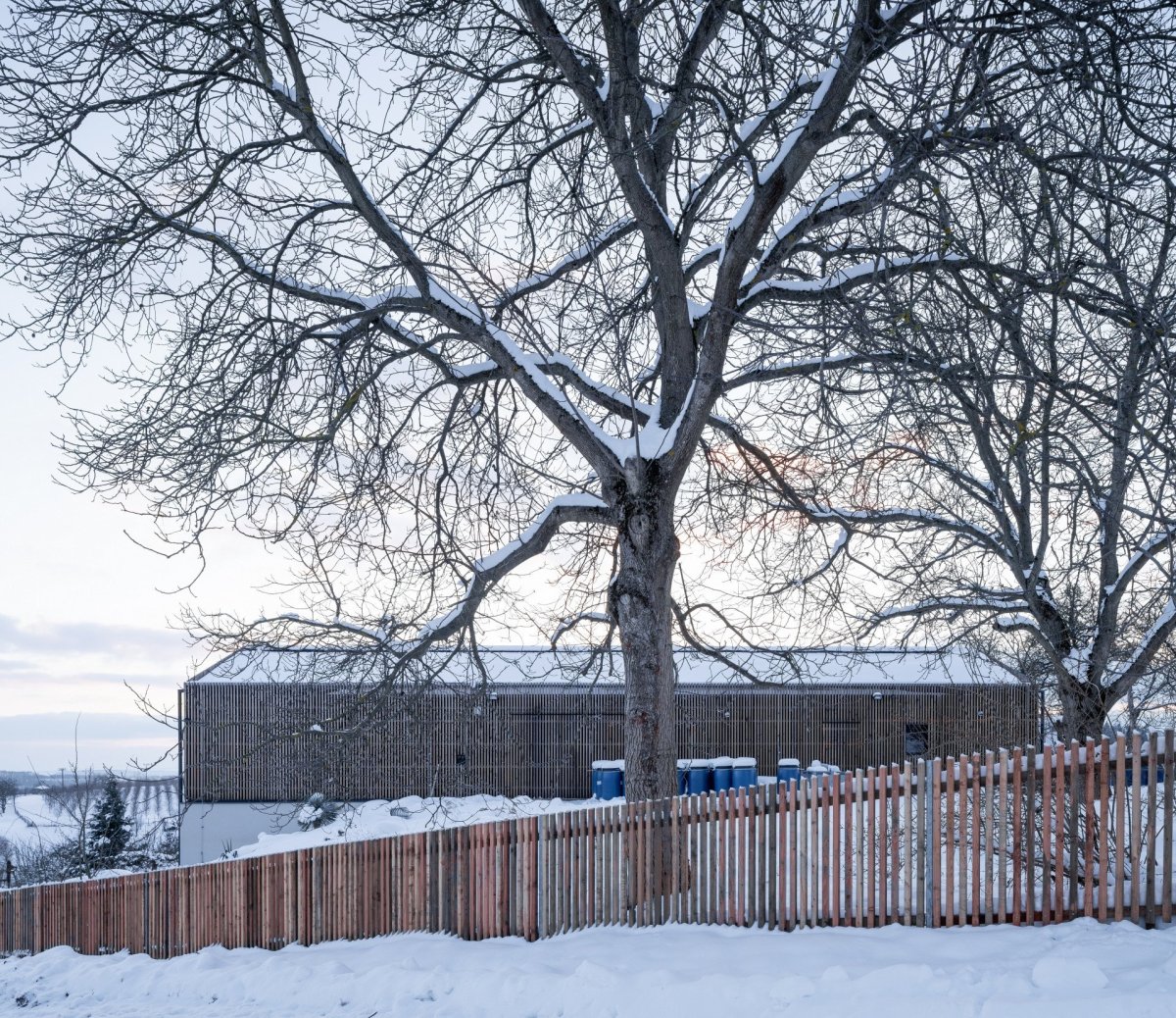 Lihovar s pěstitelskou pálenicí od OBJEKTOR ARCHITEKTI