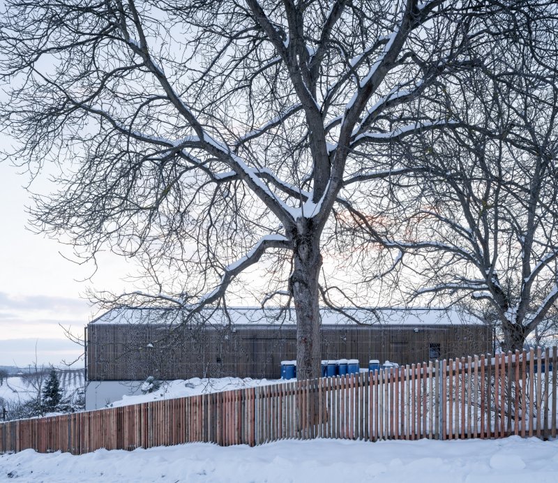 Lihovar s pěstitelskou pálenicí od OBJEKTOR ARCHITEKTI