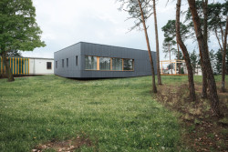 Třída má fasádu z tmavého vláknocementu. (Mateřská škola ve Vědomicích, Architip)